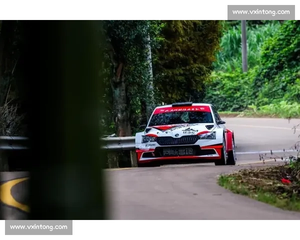 拉力巅峰对决开启，徐俊龙游赛道一马当先